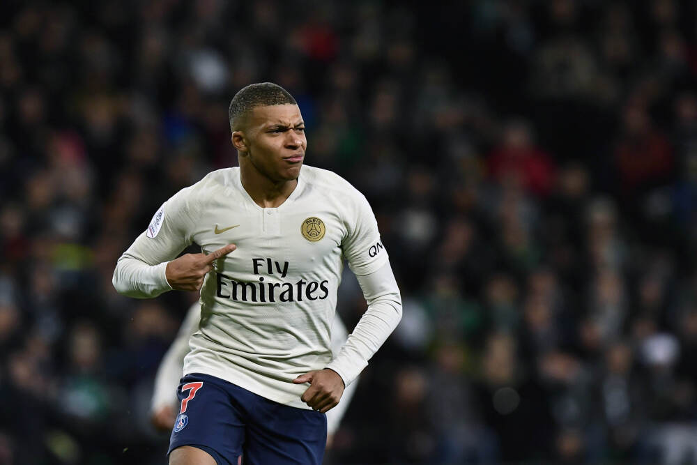 李凯尔本人否认变更国籍：什么都没改变；此前经纪公司称其在中国有根、有家人，不排除未来继续效力国家队的可能性